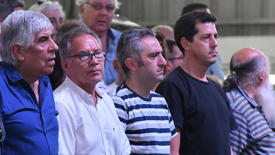 Hugo Moyano, cerca de los camporistas Andrés Larroque y Eduardo de Pedro.