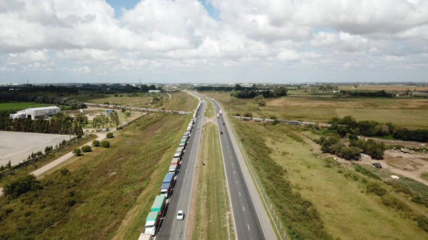 Se formó una larga fila de camiones transportadores de granos.