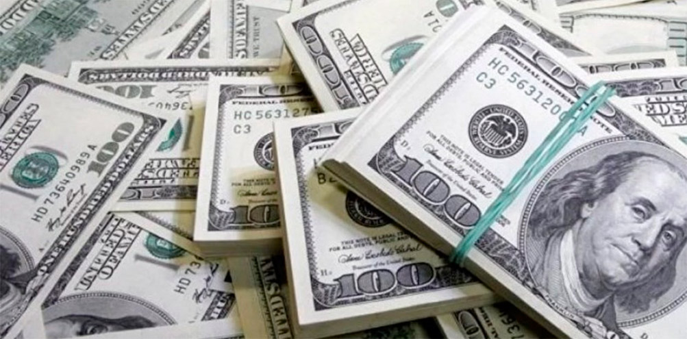 En una jornada de alta volatilidad, el dólar retrocedió 35 centavos y cerró a $44,50 en la City porteña