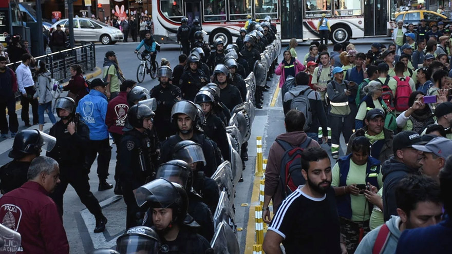 Policía de la Ciudad frente a los manifestantes. Foto: Infobae.