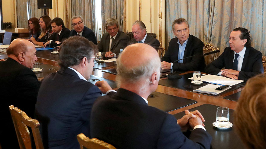 Macri y el ministro Dante Sica, ante empresarios en la reunión de este lunes.