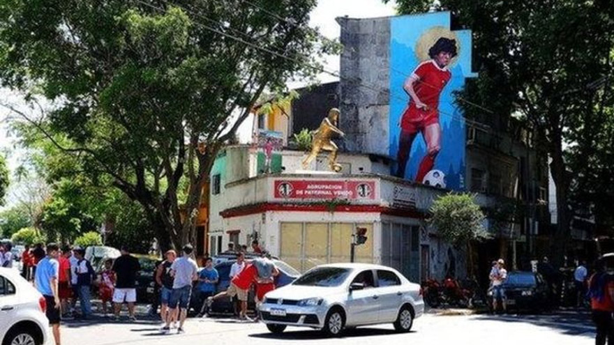 Una estatua y un mural de Maradona se encuentran a las afueras del campo de Argentinos Juniors.