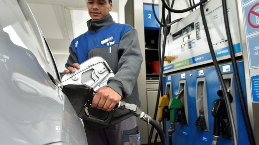 ¿Habrá un nuevo aumento de combustibles en agosto?