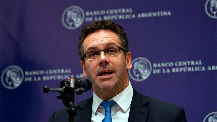 Guido Sandleris le contestó a Alberto Fernández por las reservas pero el mercado cree que seguirá el goteo