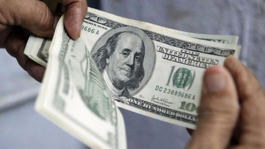 El dólar cotizó estable en la City porteña y cerró a $58,13