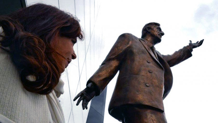 La estatua de Néstor Kirchner que había sido removida de la sede de Unasur fue traída el año pasado para el décimo aniversario de la muerte de Kirchner