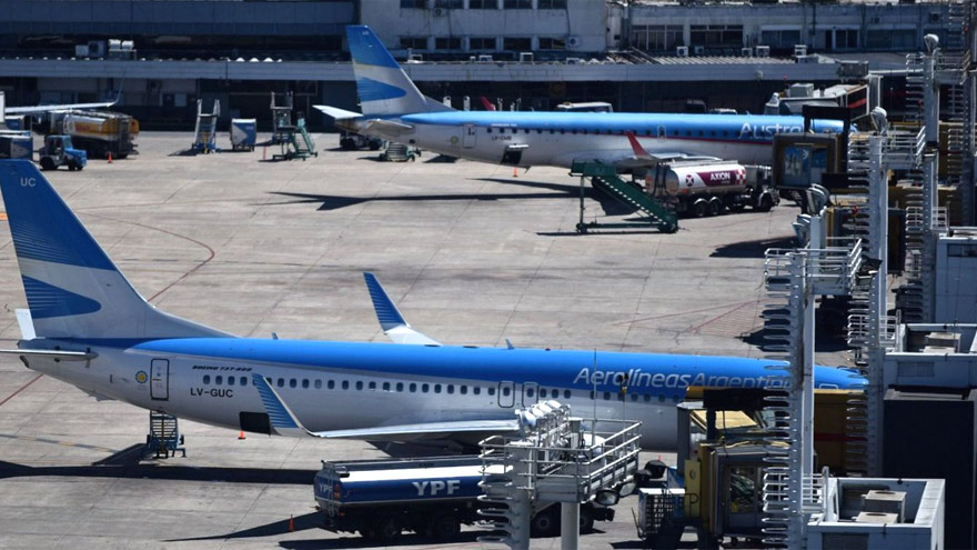 Los vuelos de Austral quedarán bajo la órbita de Aerolíneas Argentinas a partir del martes.