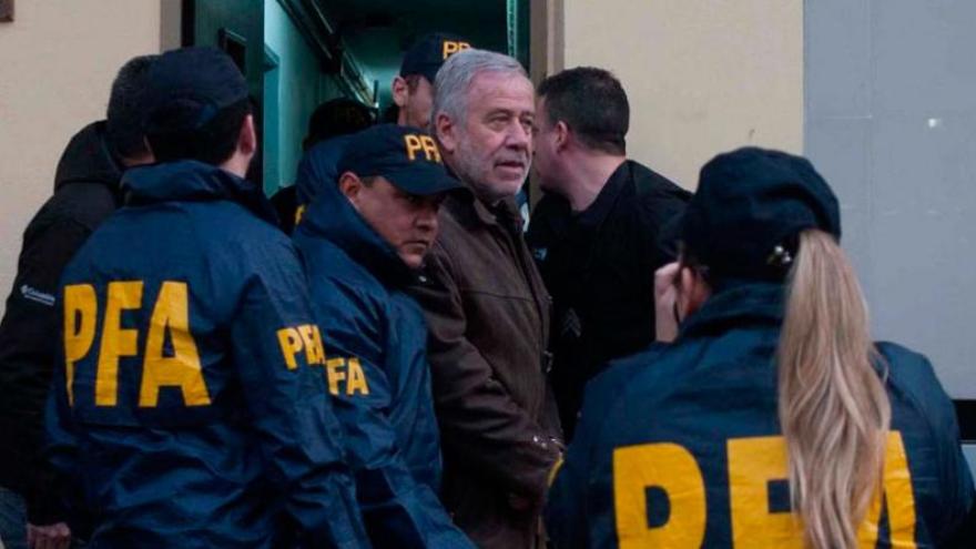Ferreyra un hombre en medio de la tormenta.