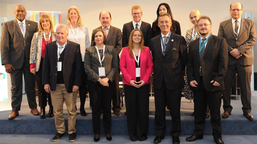 Foto grupal de los panelistas del evento.