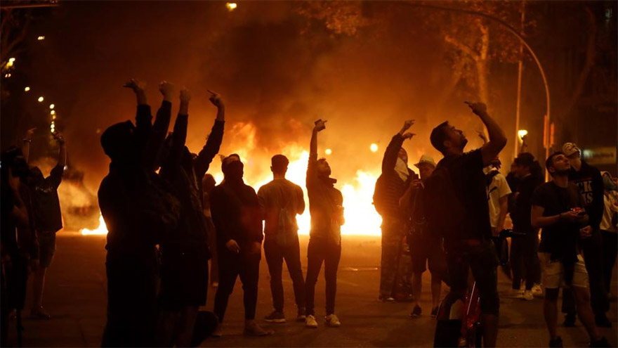 Nueva jornada de violencia en Barcelona: disturbios y autos incendiados en las calles