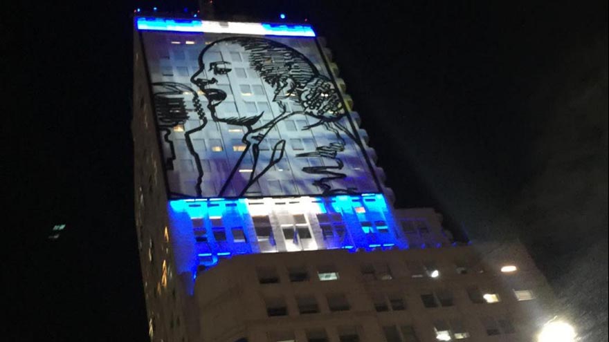 El ministerio de Desarrollo Social, bajo la gigantografía de Evita, es el escenario en el que los piqueteros reclaman un aumento en la ayuda social