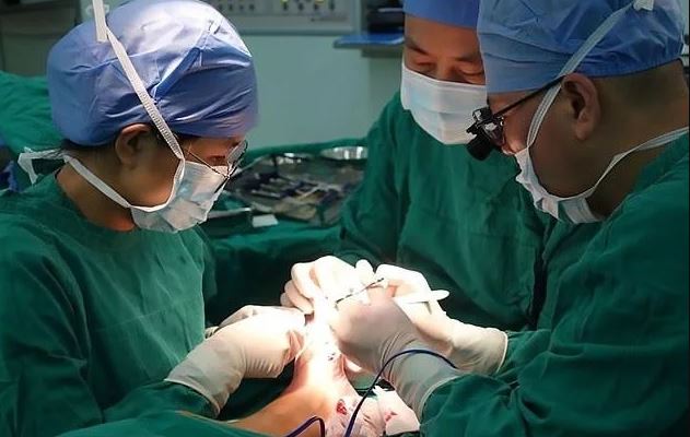 Nació con 9 dedos pero sus padres no lo querían operaron porque decían que "era buena suerte"