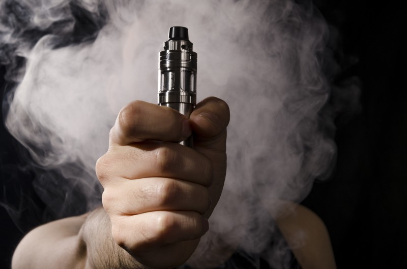 Para evitar el olor a cigarrillo, Wang creó una empresa de vapeo.