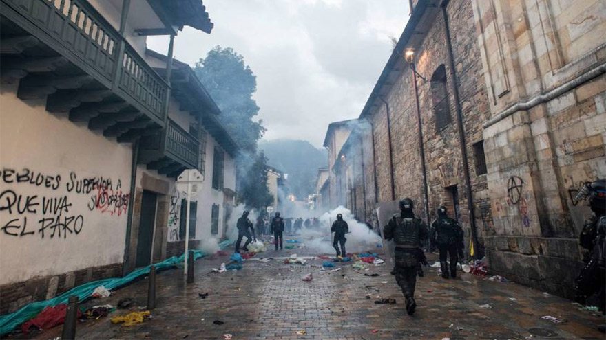 Represión de manifestantes cerca de la Plaza Bolívar, este jueves.