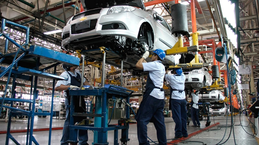La industria automotriz, una de las principales afectadas por el recorte de las importaciones