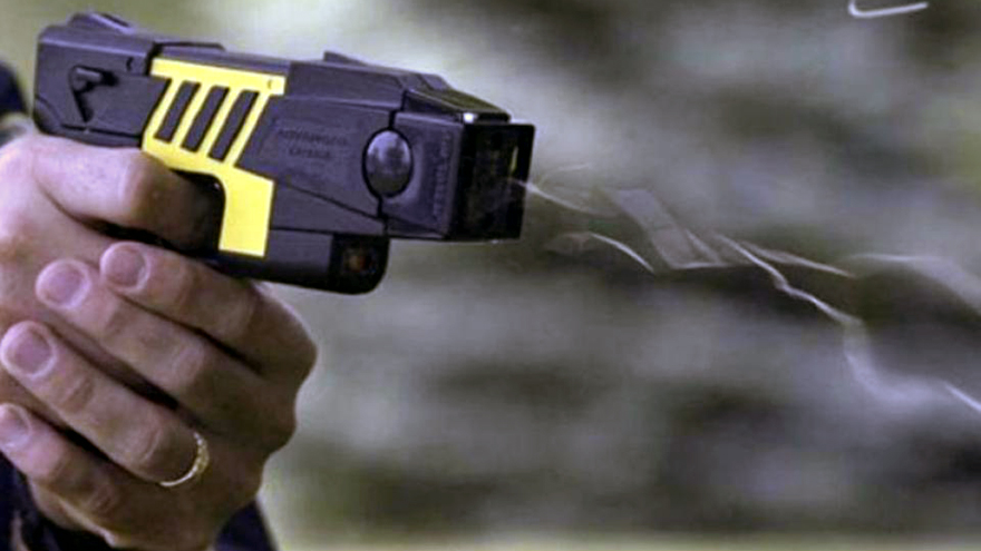 Para Berni, es necesario discutir el uso de las pistolas Taser por parte de la policía