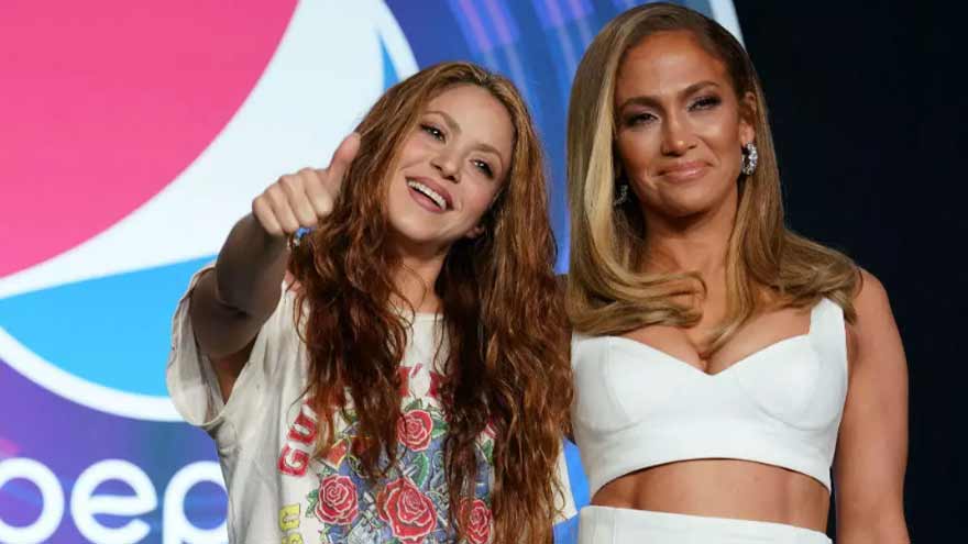 Shakira y Jennifer López durante una rueda de prensa sobre el Super Bowl.