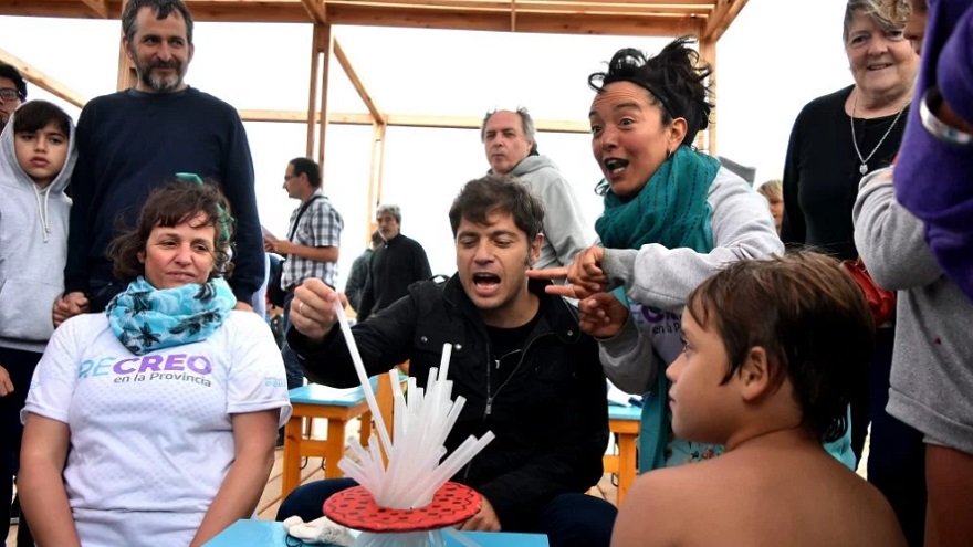 Axel Kicillof recorrió las playas y estuve cerca de los turistas.