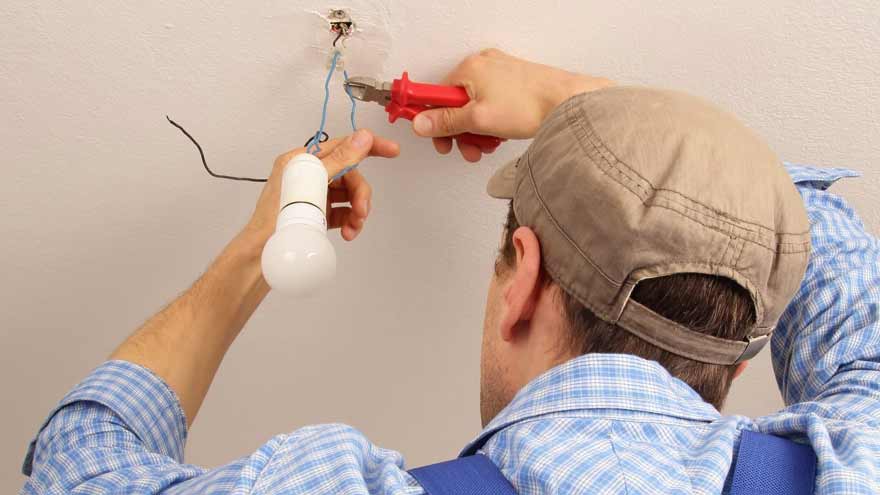 Un electricista matriculado puede descubrir pérdidas en el hogar.