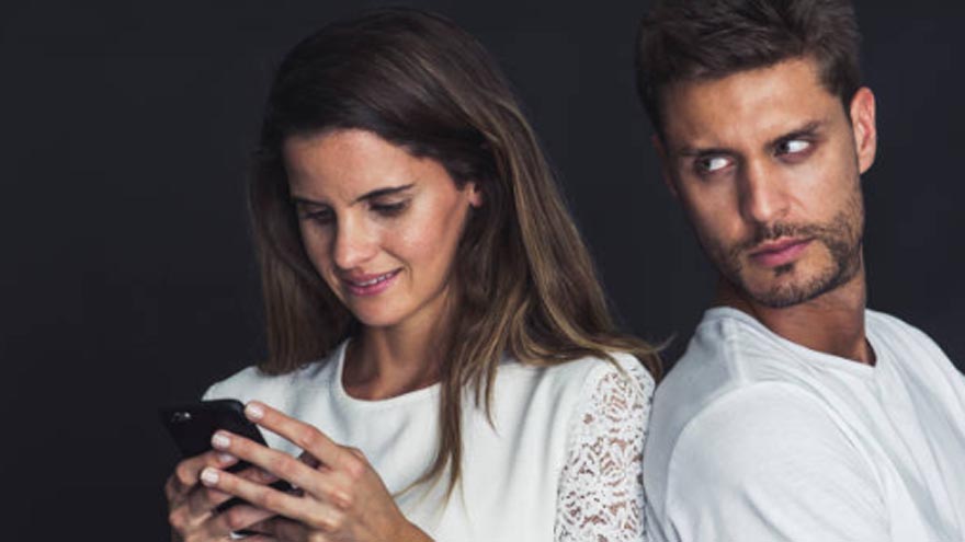 Descubrir si tu pareja espía tu celular