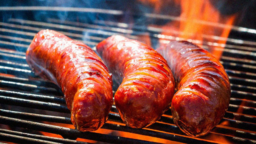 Sencillo, clásico y fácil. El choripan va con todo siempre
