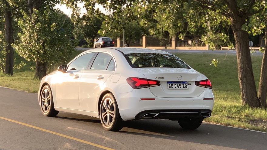Mercedes Benz Clase A sedán, así se ve de atrás.