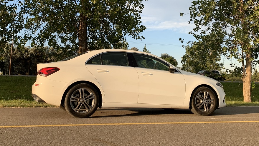 Mercedes Benz Clase A sedán, alta gama con baúl.