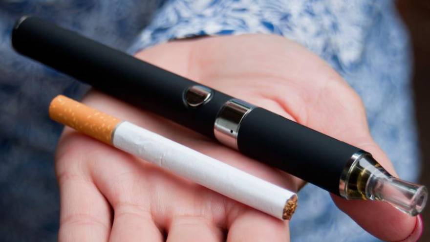 Especialistas advierten que el humo del tabaco y del cigarrillo electrónico puede trasladar el coronavirus