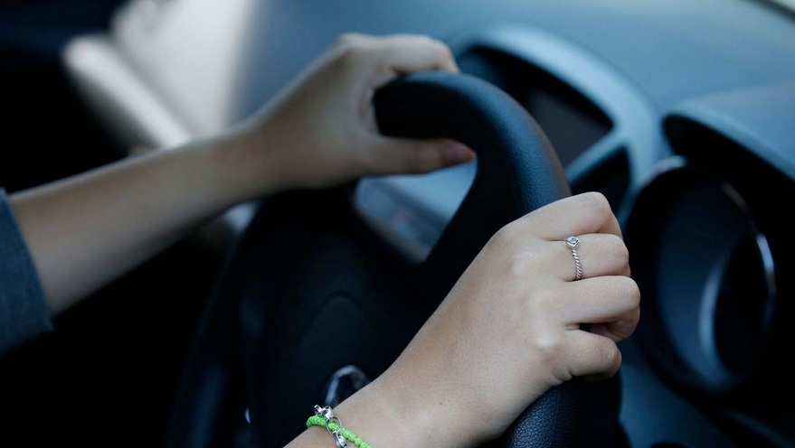 Mover la dirección con el auto parado, un mal hábito.