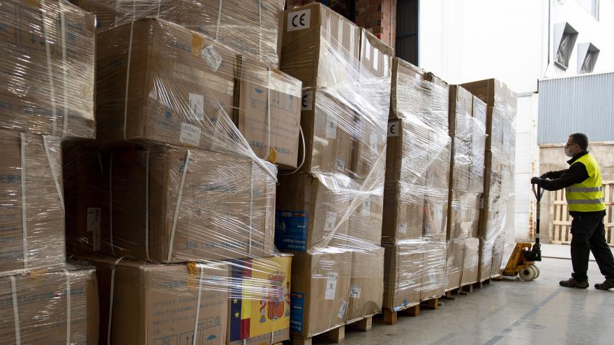 Trabajadores que siguen en sus puestos, con barbijo.