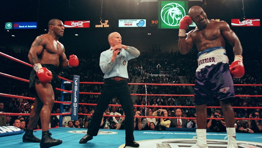 En la segunda pelea, Tyson mordió la oreja de Holyfield y fue descalificado