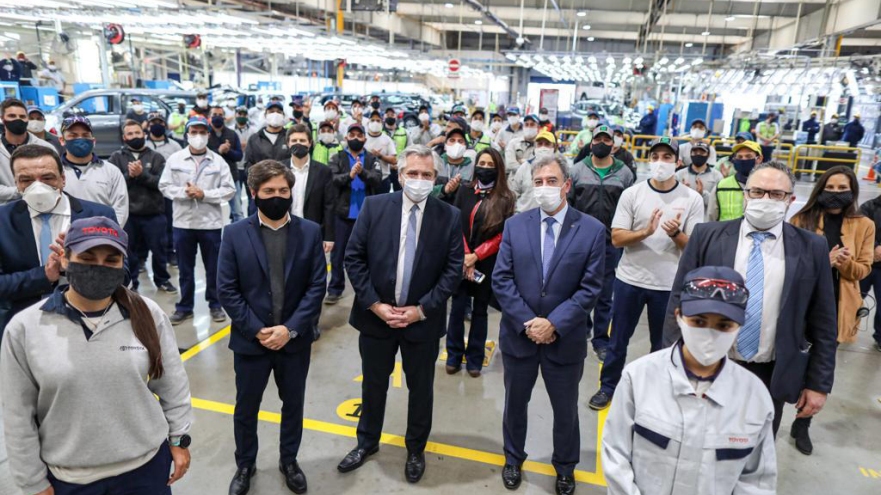 Alberto Fernández recorrió la planta de Toyota