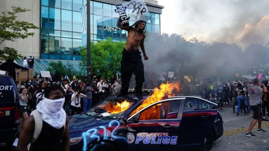 Los vehículos policiales fueron blanco de los manifestantes.