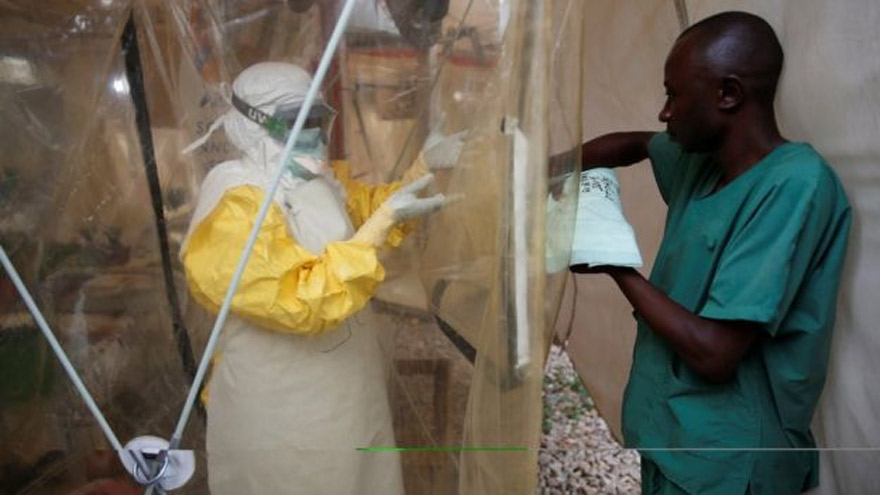 La alta tasa de mortalidad de la enfermedad del Ébola obliga a extremar las medidas de control sanitario.