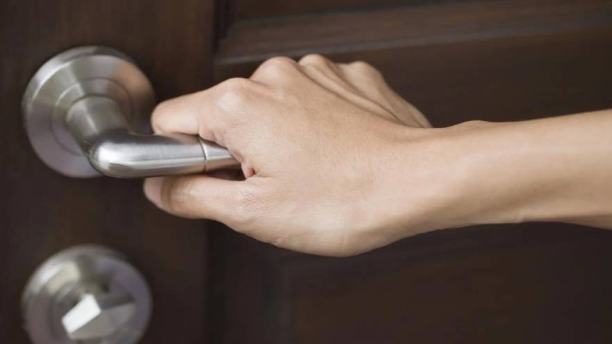 Hay que mantener el distanciamiento social y cuidar el contacto con las superficies
