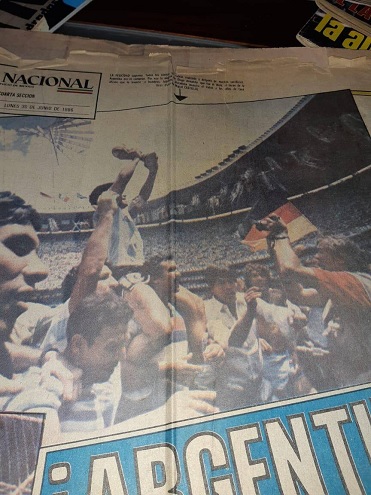 La imagen de Maradona en andas del