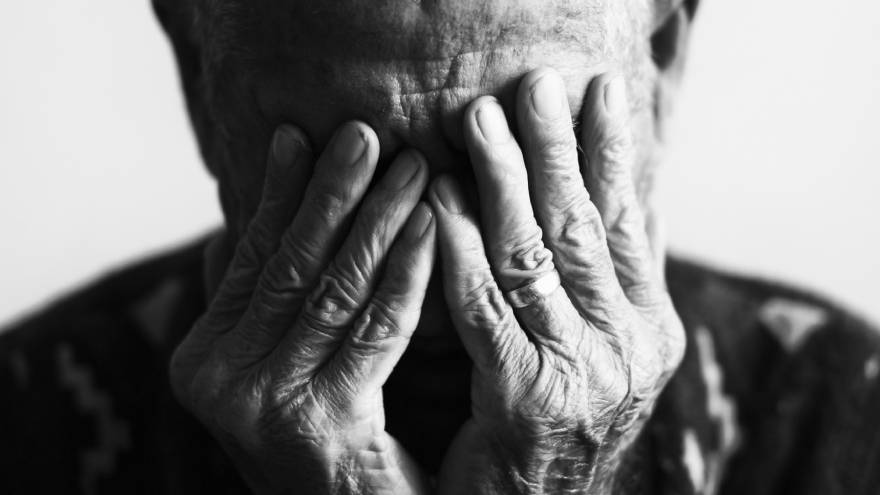 El síndrome confusional agudo suele aparecer en adultos mayores