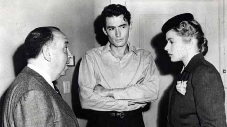 El director de la película, Alfred Hitchcock, junto a Gregory Peck e Ingrid Bergman