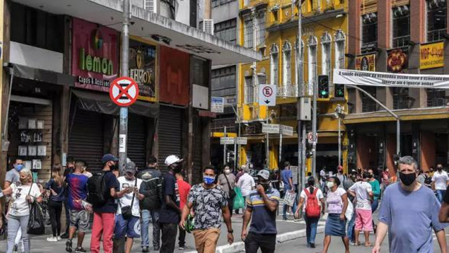 Brasil reabre: intensa actividad en las calles de Sao Paulo.