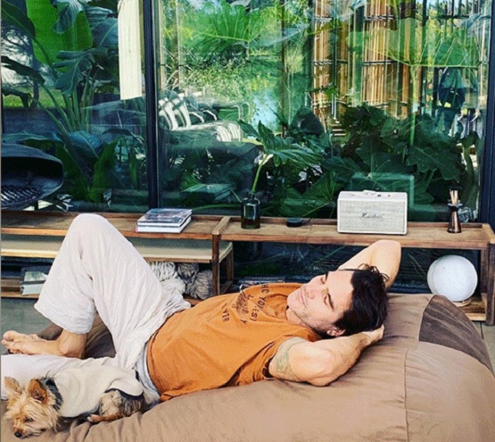 La impresionante mansión del modelo y conductor