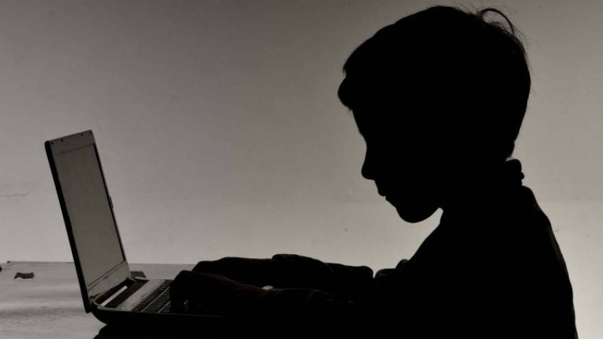Los padres deben supervisar el uso de Internet en sus hijos.