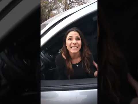 Video y escándalo: una mujer insultó y amenazó a policías