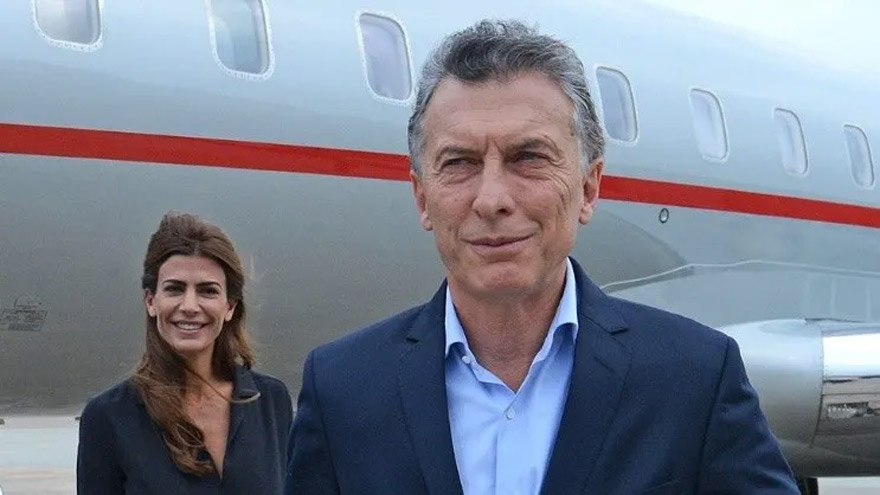 De perfil bajo en la política nacional, vuela alto hacia el exterior. Partió a París junto a Juliana y Antonia.