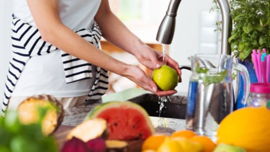 Las frutas y verduras se deben lavar con agua limpia