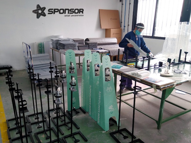Máscaras faciales, pisos sanitizantes, mamparas de protección, dispensers de alcohol, son algunos de los productos que desarrolla en su reconversión orientada a ayudar a los comercios