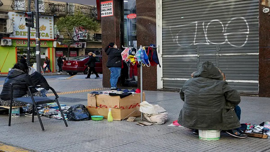 La venta informal sube en las áreas comerciales que siguen sin permiso oficial para reabrir locales.