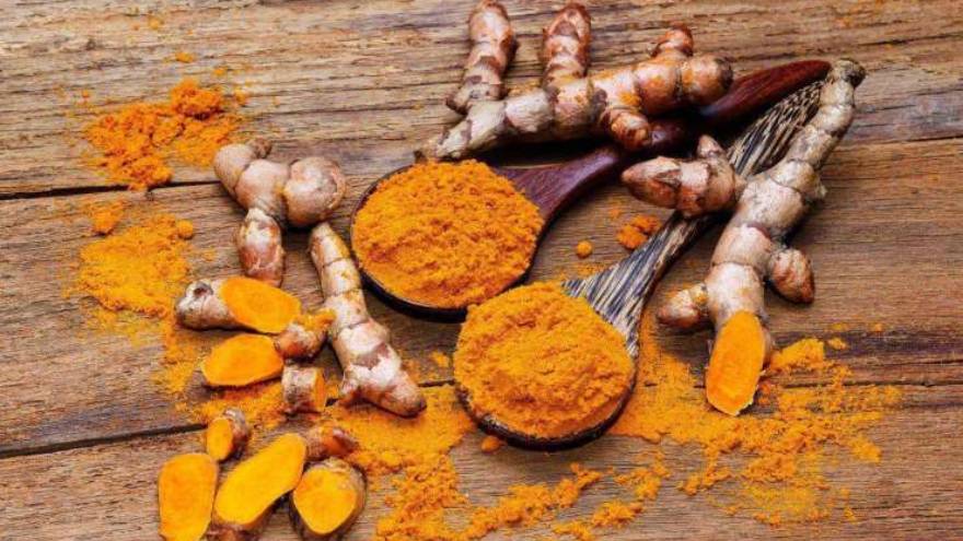 La cúrcuma es una especia que deriva de una raíz