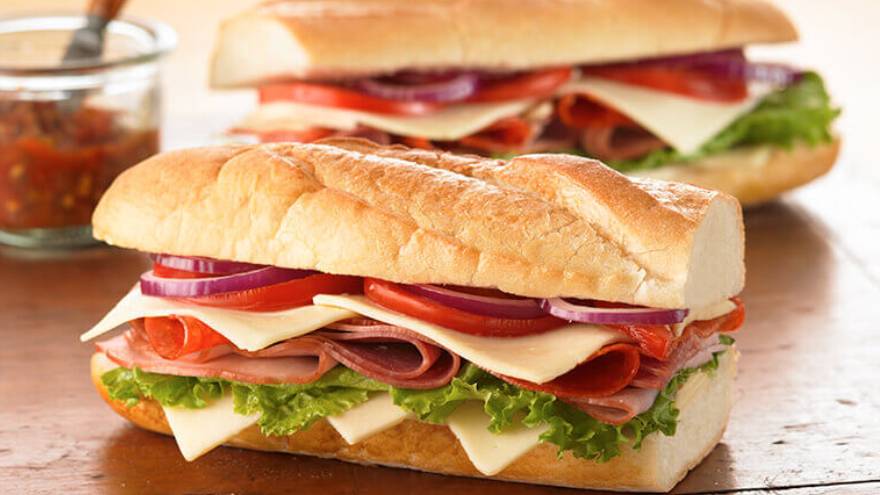Un sándwich con fiambre o carne, queso y algún adherezo tiene cerca de la mitad del cloruro de sodio que se debe consumir diariamente
