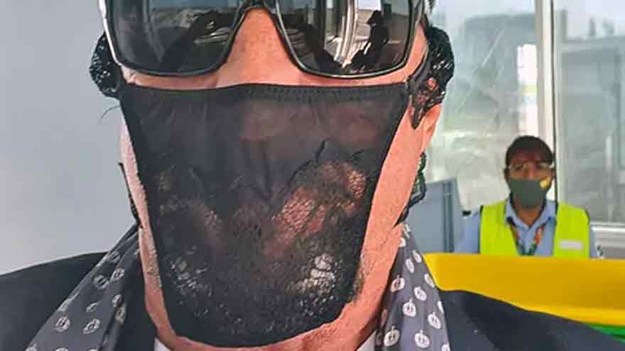 McAfee usó este año unas bragas como barbijo.