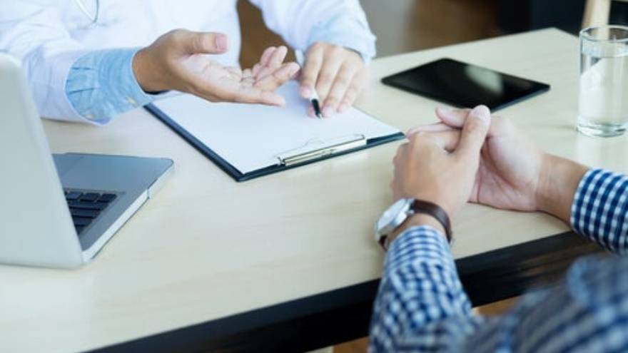 El médico debe informar al paciente antes de que se firme el consentimiento